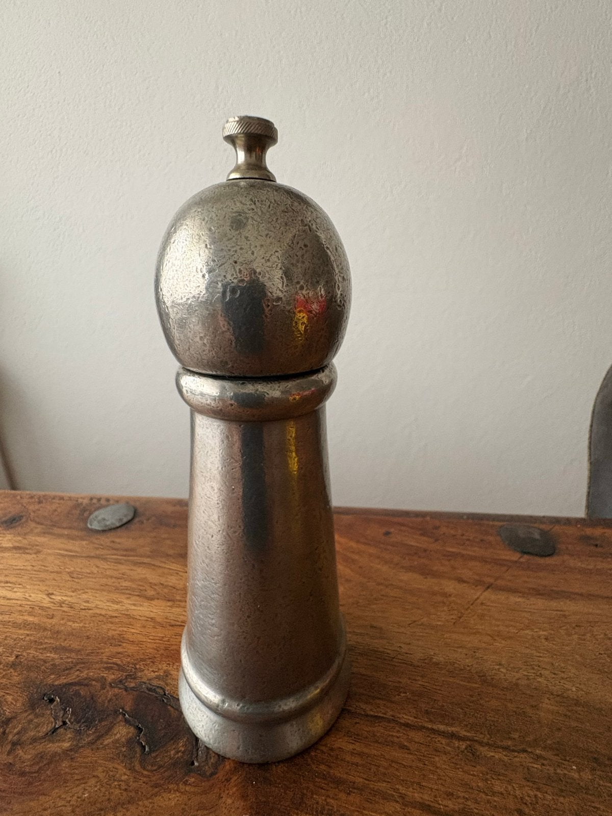 Antieke tinnen pepermolen met keurmerken, Ophalen