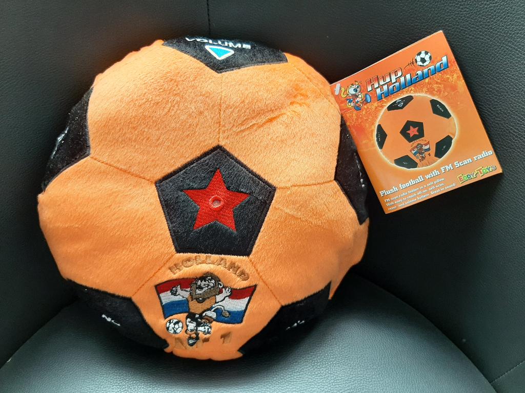Pluche hup Holland oranje voetbal kussen met radio *NIEUW*, Ophalen of Verzenden, Nieuw, Overige binnenlandse clubs, Overige typen