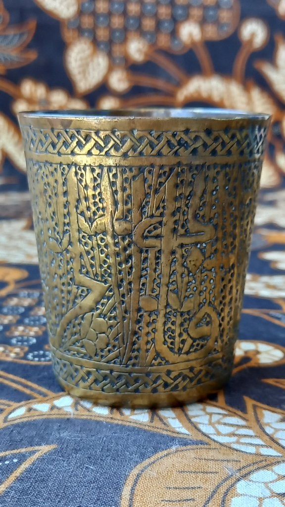 Mooie antieke Perzische beker van bewerkt koper 7 cm.