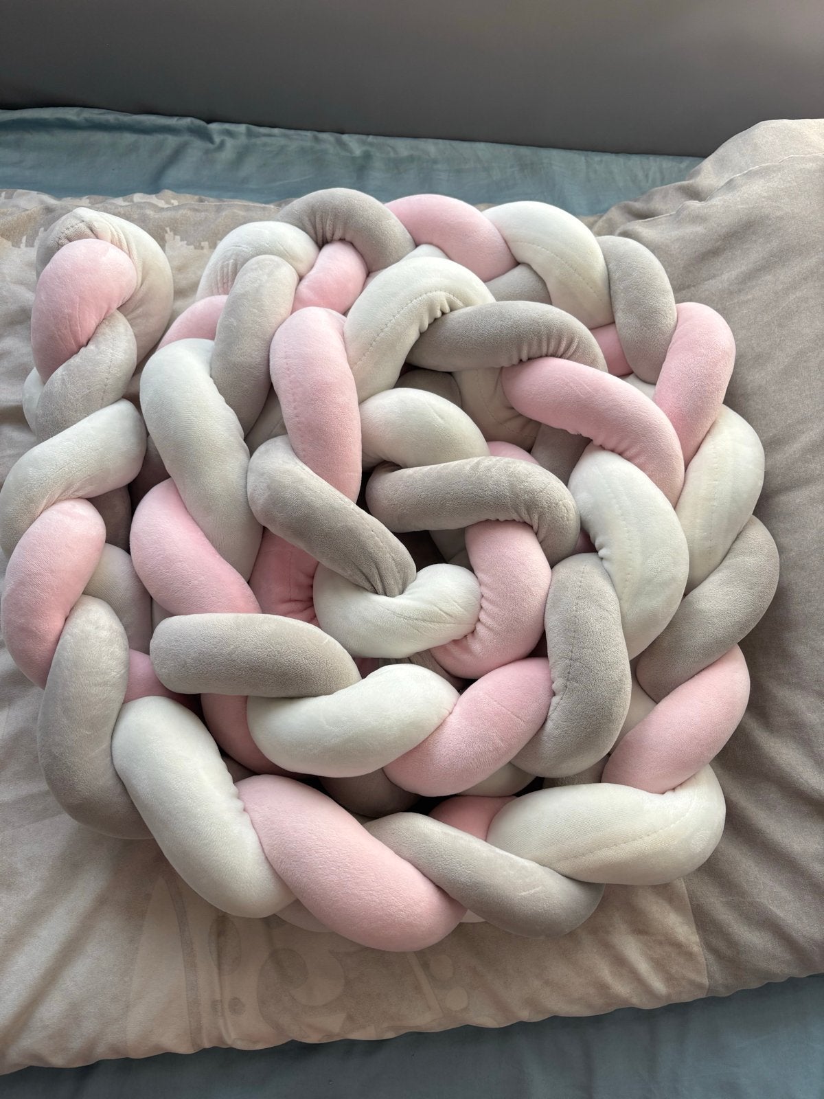 Gevlochten bed bumper roze/grijs/wit, Ophalen, Zo goed als nieuw