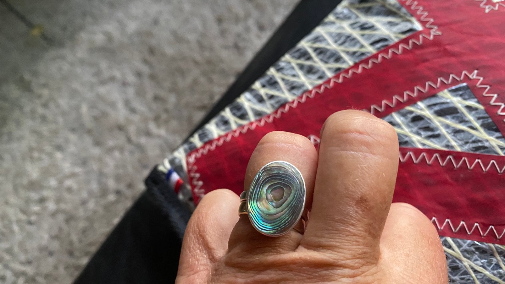 Zilveren ring met edelsteen paua/abalone schelp, 18 tot 19, Ophalen of Verzenden, Zo goed als nieuw, Dame of Heer