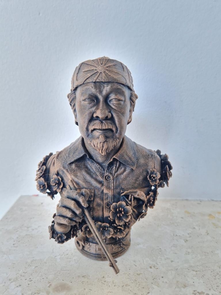 Aangeboden een buste van Mr Miyagi van the karate kid, Verzamelen, Ophalen of Verzenden, Nieuw, Film, Beeldje, Replica of Model