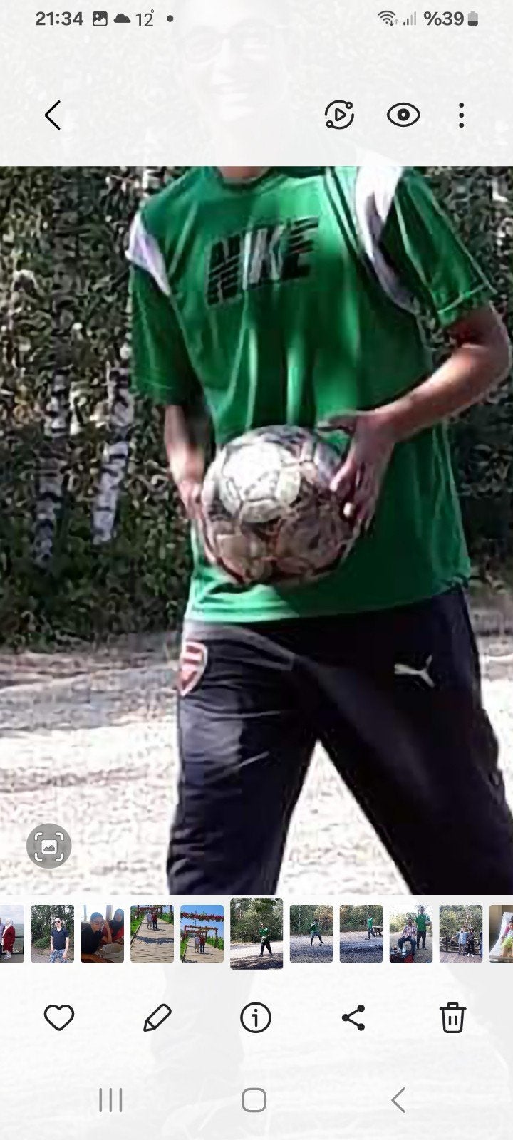 Groen Nike T-shirt en Puma trainingsbroek met bal, Sport en Fitness, Voetbal, Ophalen of Verzenden