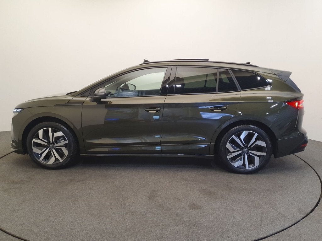 Skoda Enyaq 85 Sportline 82 kWh 286pk Wegklapbare trekhaak,, Auto's, Skoda, Automaat, 12 maanden, Achterwielaandrijving, Zwart