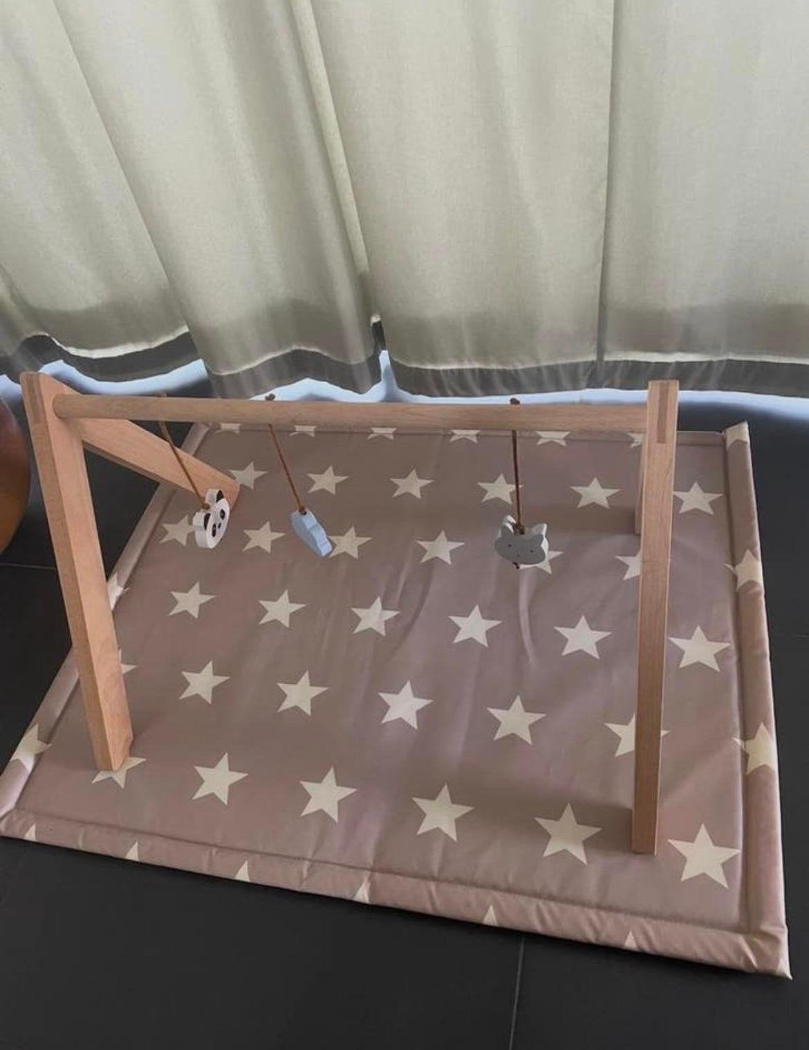 Houten babygym speelgoed met hangers, speelkleed matrasje, Ophalen of Verzenden, Zo goed als nieuw, Babygym