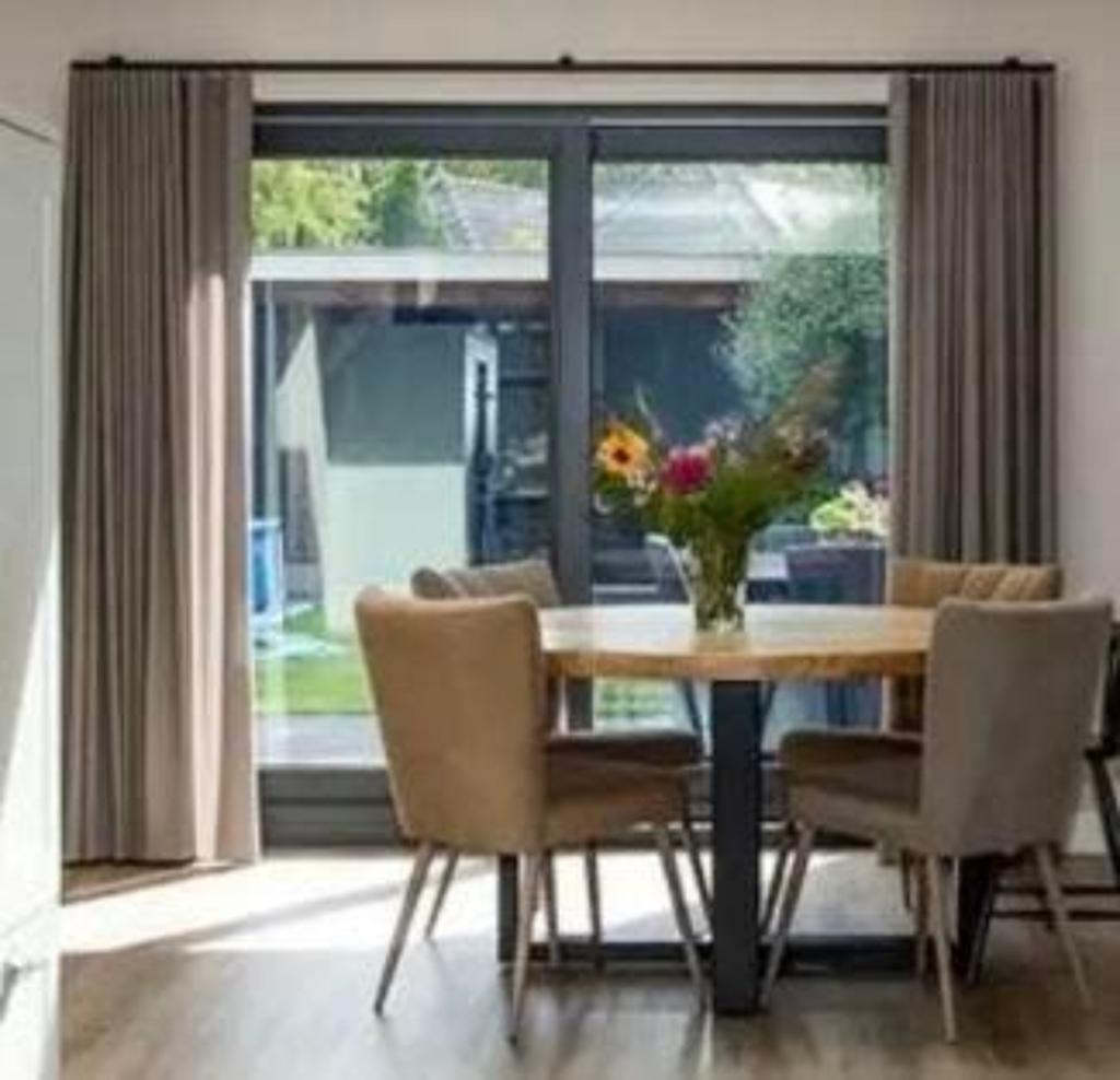 Inbetweens / gordijnen (taupe) met rails. Goede staat., Huis en Inrichting, Ophalen, Zo goed als nieuw, 200 cm of meer, 200 cm of meer