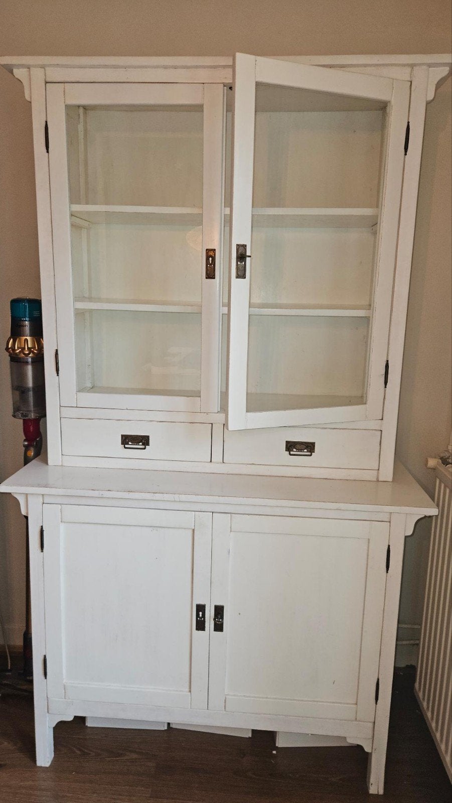 Massief houten vitrine kast / buffetkast oud wit, Ophalen, Gebruikt, 150 tot 200 cm, 25 tot 50 cm