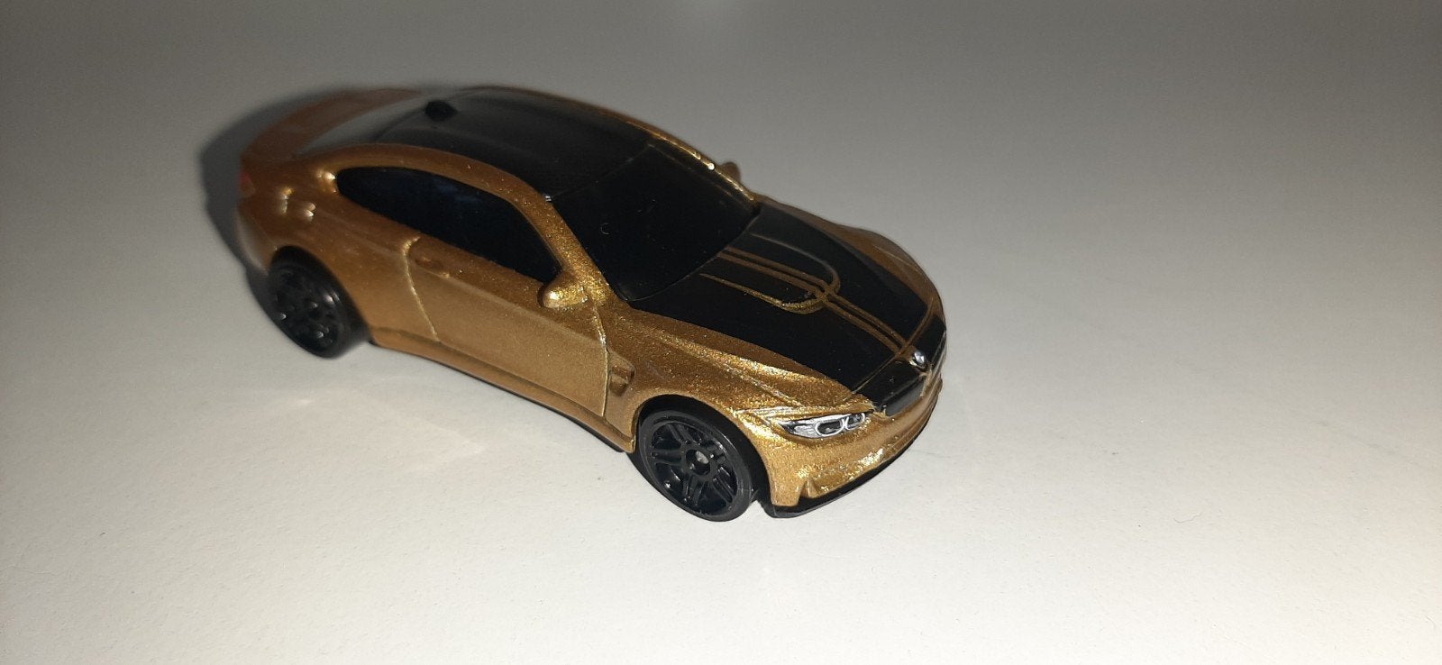 Gouden BMW M4 modelauto - Zo goed als nieuw, Ophalen of Verzenden, Zo goed als nieuw, Auto