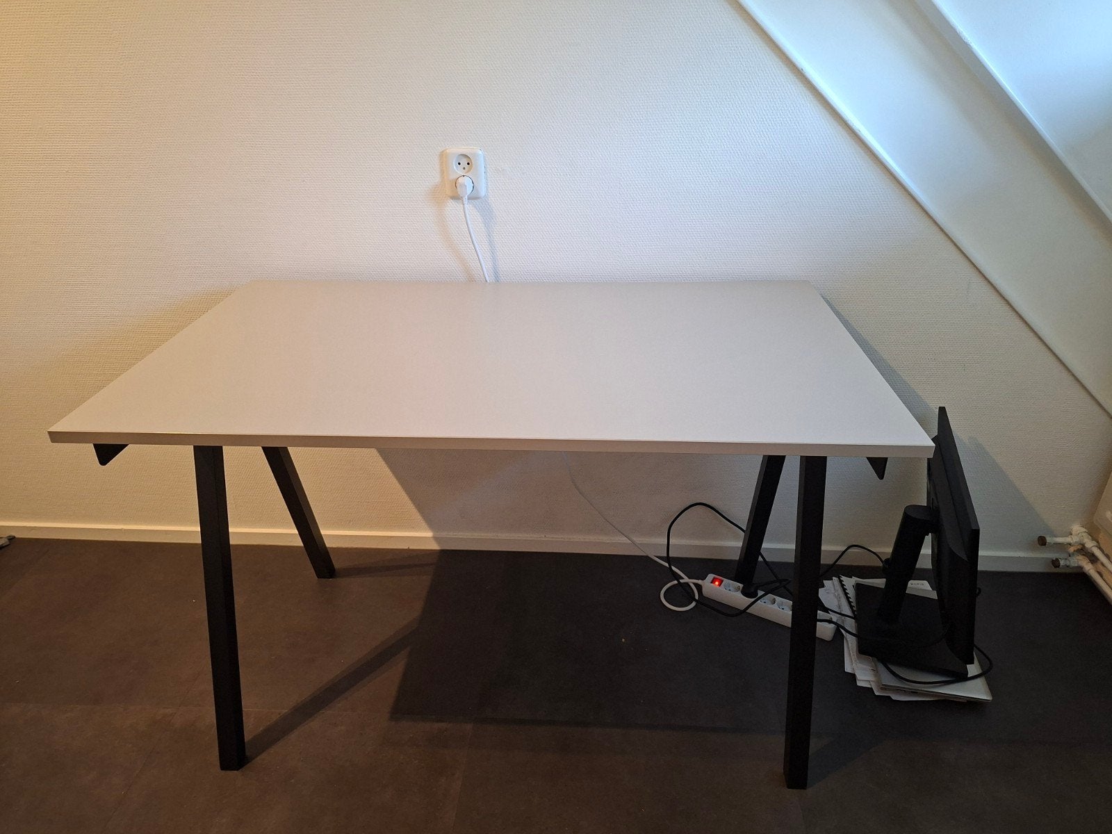 Ikea Trotten Bureau - Zwart onderstel, beige blad, Ophalen, Spaanplaat of MDF, Zo goed als nieuw, IKEA