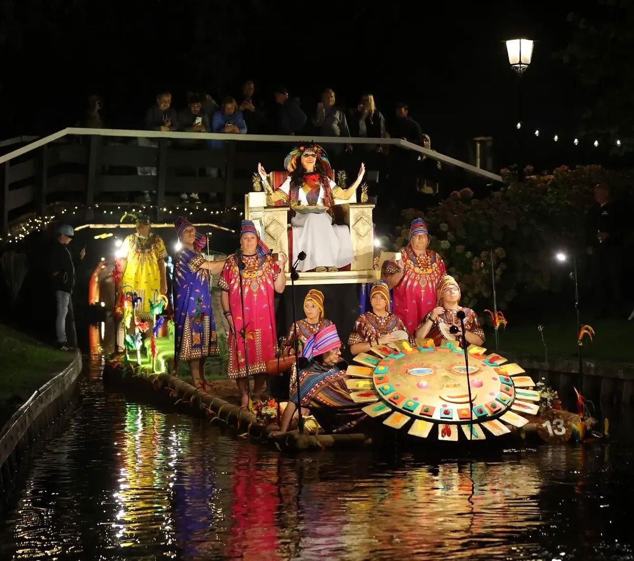Voorstelling Inti Raymi voor carnavalswagen of gondelvaart, Drie personen of meer