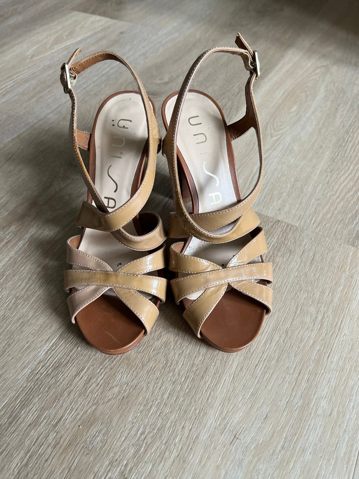 Unisa Sandalen met Hak - Beige Lakleer Maat 38, Beige, Gedragen, Sandalen of Muiltjes, Ophalen of Verzenden