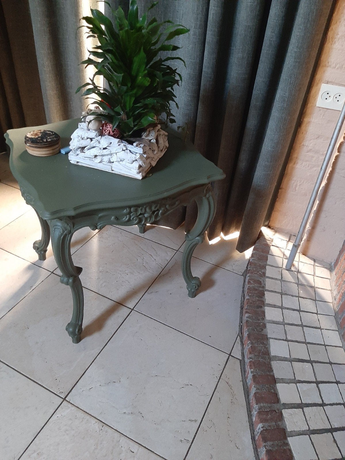 Brocante Bijzettafel met Sierlijke Poten en Houtsnijwerk, Minder dan 55 cm, Overige vormen, Hout, Ophalen