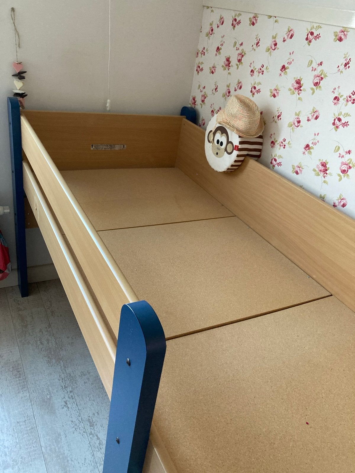 Stevig kinderbed - Blauw/Hout, Ophalen, 85 tot 100 cm, Gebruikt, Lattenbodem