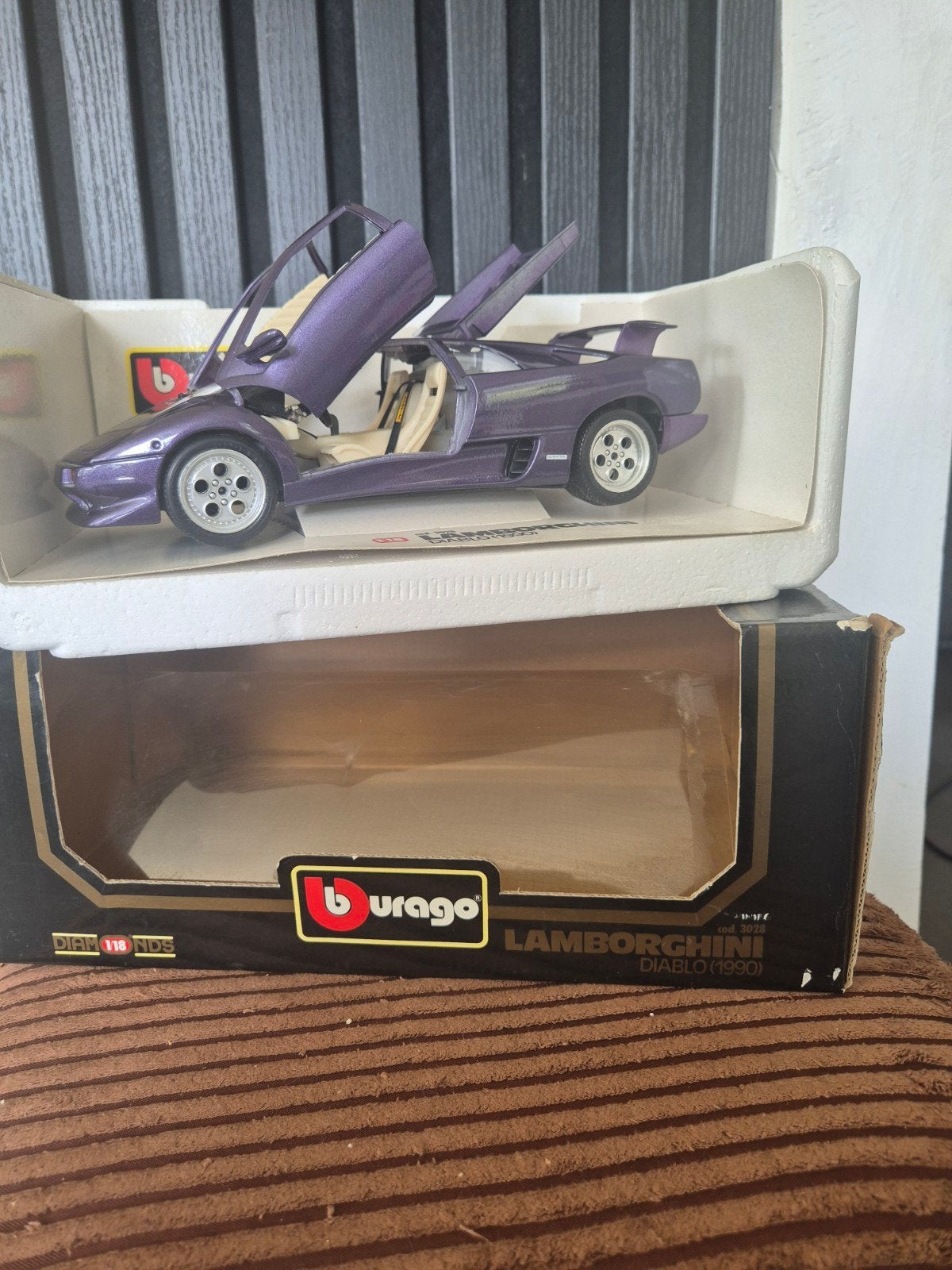 Bburago Lamborghini Diablo (1990) 1:18 paars metallic, Hobby en Vrije tijd, Ophalen of Verzenden, Nieuw, Auto, Bburago