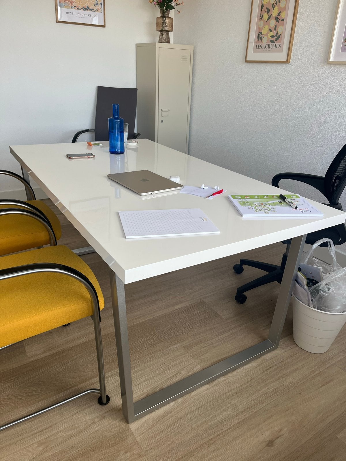 Modern wit bureau / witte eettafel met metalen onderstel, Huis en Inrichting, Bureaus, Ophalen, 160 cm, Gebruikt, Metaal