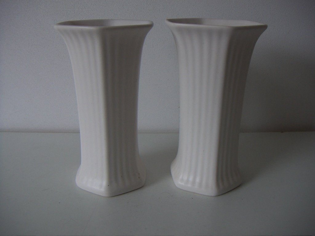 2 Flora Gouda plateel keramiek vazen jr.ca.1960. Wit glazuur, Antiek en Kunst, Antiek | Keramiek en Aardewerk, Ophalen of Verzenden