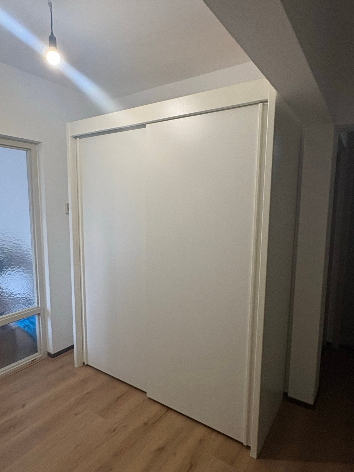 Witte kledingkast met schuifdeuren en hangruimte, Huis en Inrichting, Kasten | Kledingkasten, Ophalen, Met plank(en), Gebruikt