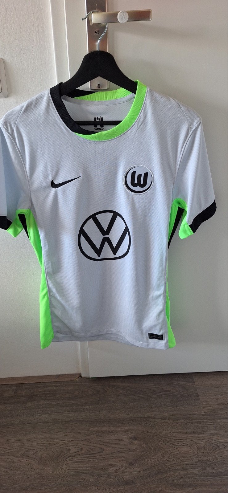 BNWT Nike VfL Wolfsburg 24/25 3e Voetbalshirt Maat S, Maat S, Ophalen of Verzenden, Nieuw, Shirt