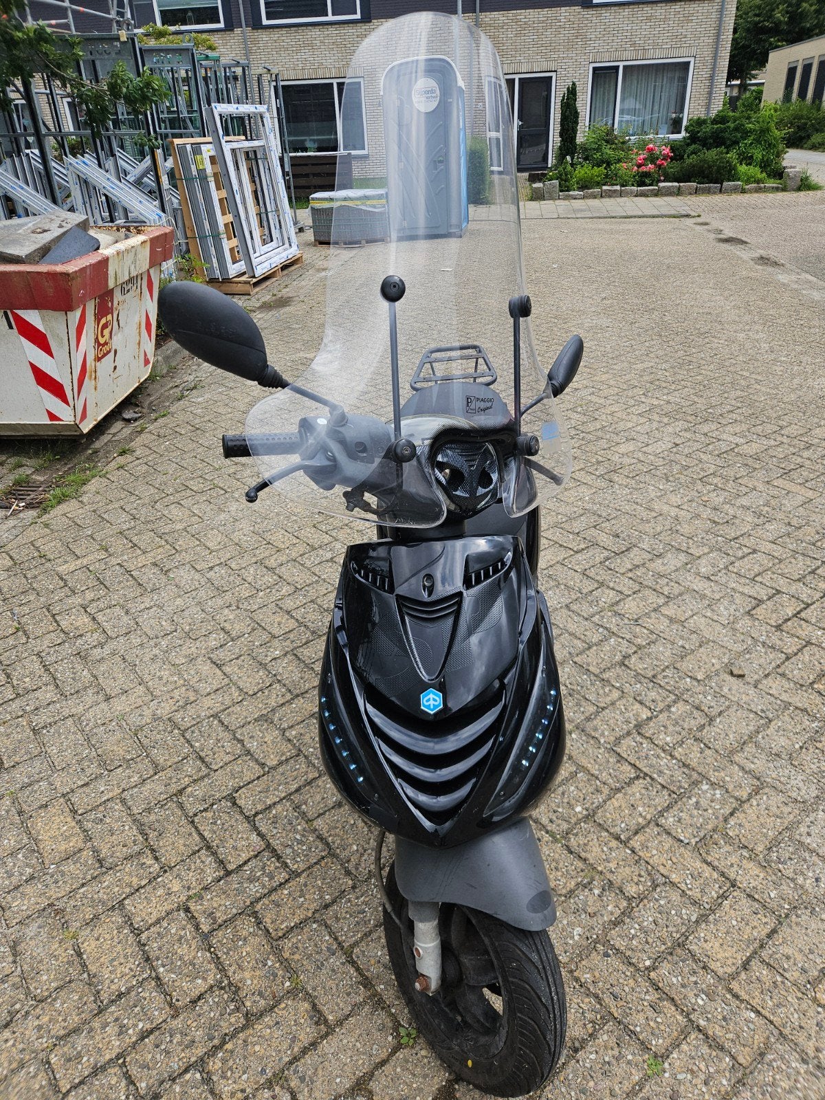 Te koop zwarte piaggio zip 4t 2016 geel kenteken !, Fietsen en Brommers, Ophalen, Zo goed als nieuw, Benzine, Zip