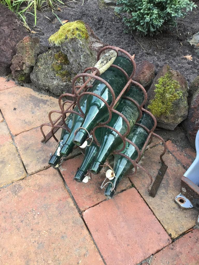 Roestig flessenrek decoratie, Tuin en Terras, Ophalen, Zo goed als nieuw