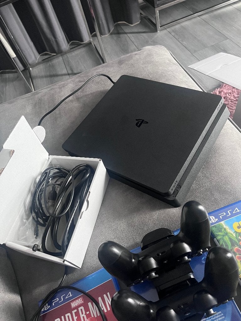 Ps4 slim disc editie met 8 games