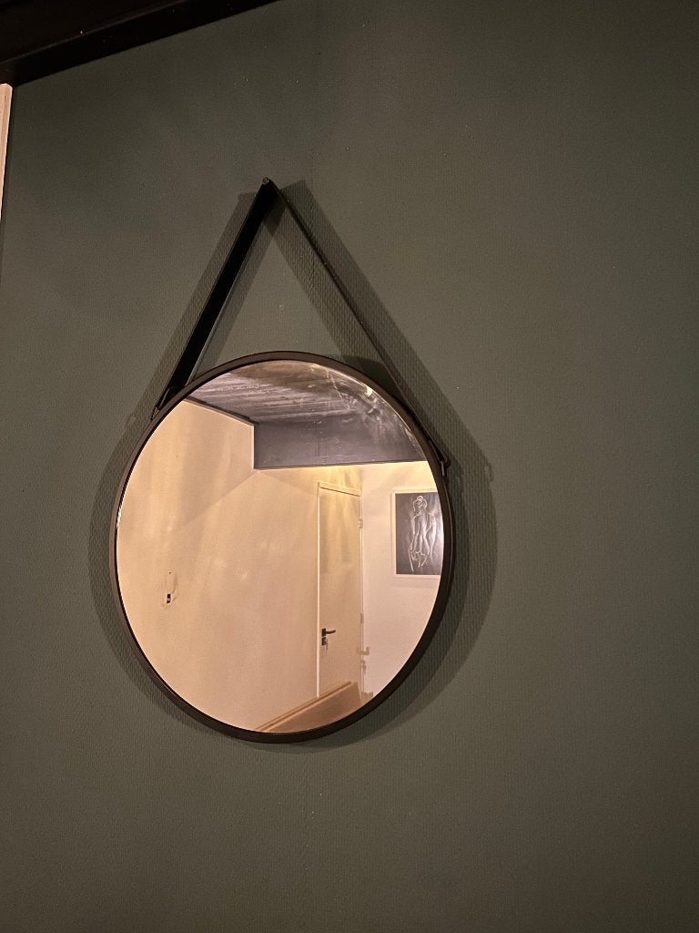 Zwarte spiegel met zwart leren band, Huis en Inrichting, Woonaccessoires | Spiegels, Ophalen, Minder dan 50 cm, Rond, Zo goed als nieuw