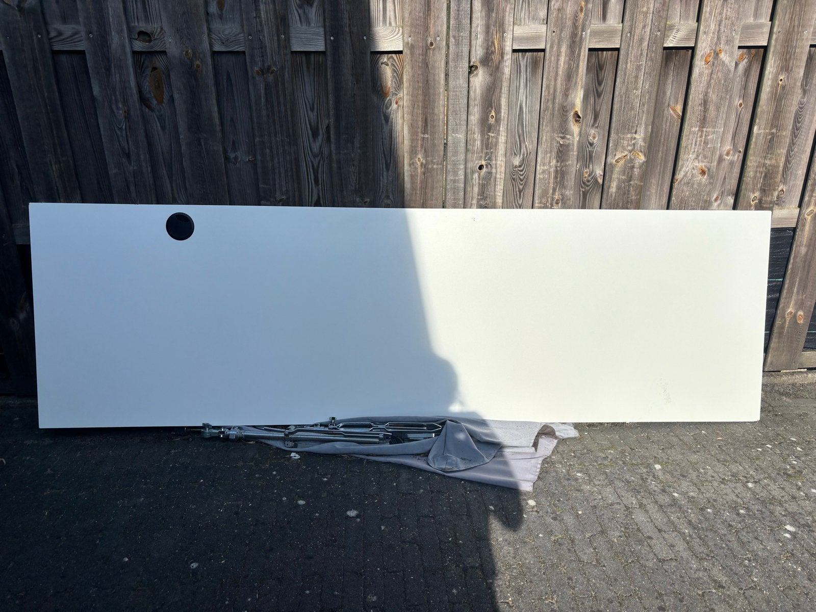 Wit bureau blad met kabeldoorvoer, Ophalen, Gebruikt, 74 cm, Computerbureau