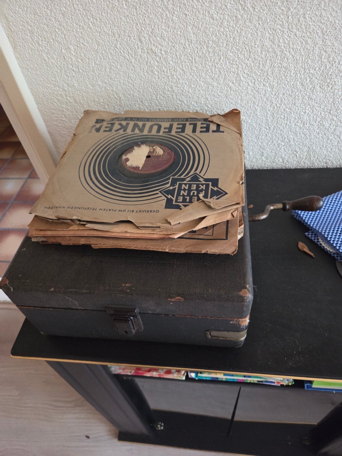 Antieke platenspeler met platen, Ophalen