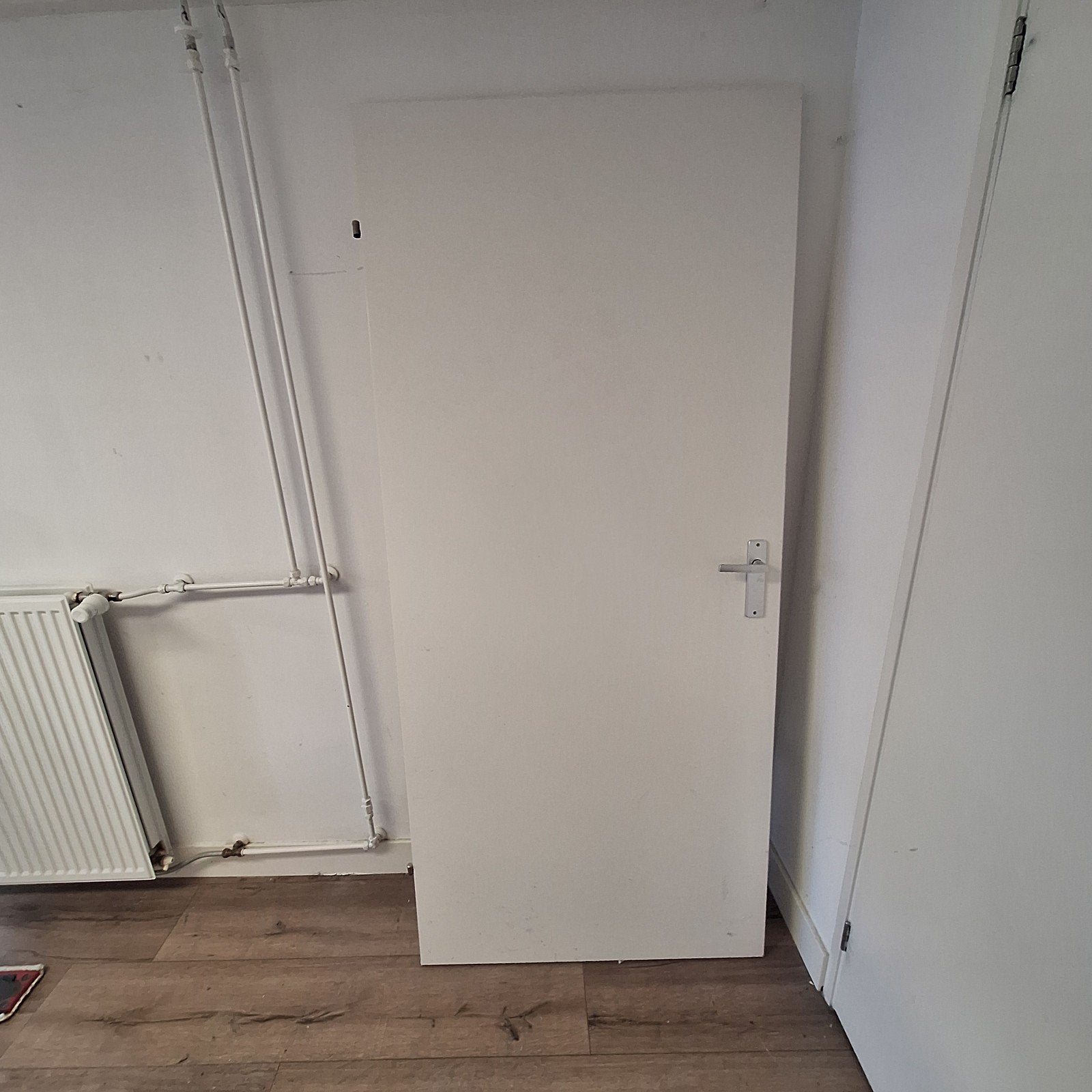 Witte binnendeur met klink en scharnieren, Doe-het-zelf en Verbouw, Gebruikt, 80 tot 100 cm, Binnendeur, Ophalen of Verzenden