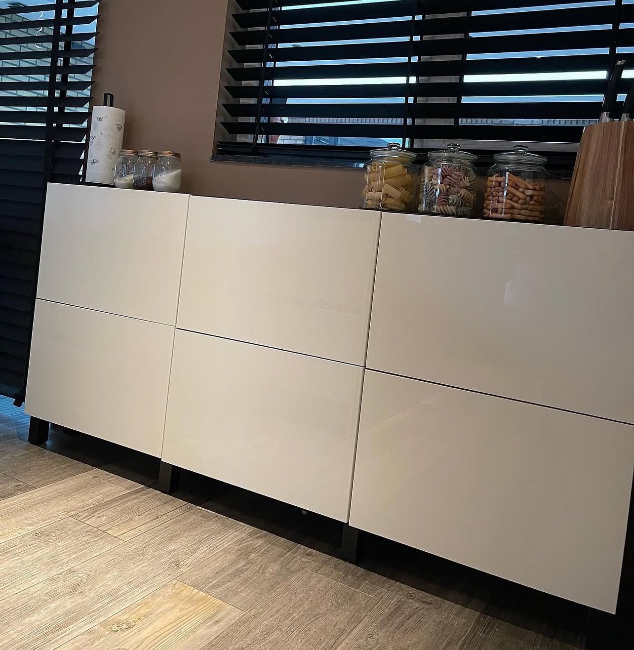IKEA BESTÅ Opbergkast met deuren, wit/zwart, Ophalen, 150 tot 200 cm, Zo goed als nieuw, Minder dan 25 cm