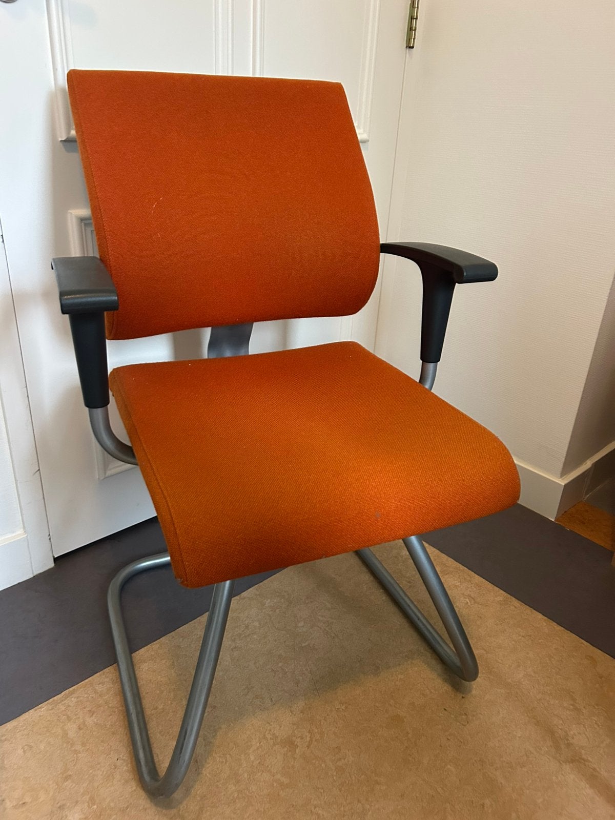 Vergaderstoel Ahrend met wollen bekleding, 2 stuks, Huis en Inrichting, Ophalen, Gebruikt, Kunststof, 75 tot 100 cm