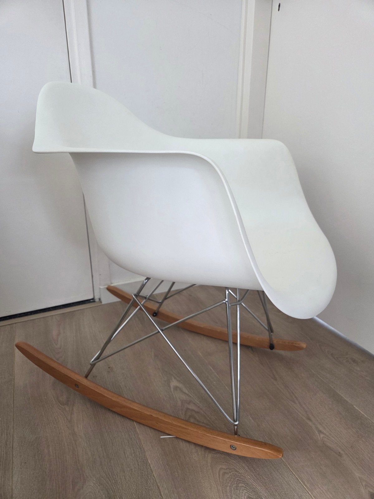 Witte schommelstoel, modern design, Ophalen, Gebruikt, Hout, Wit