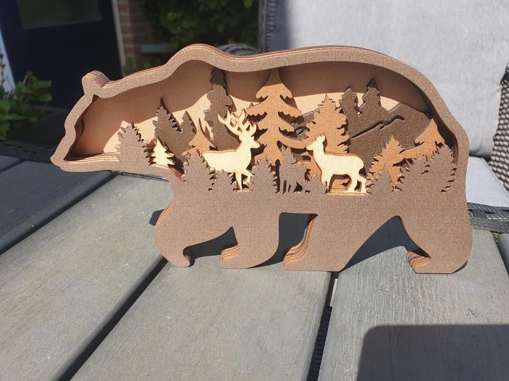 Nieuwe houten 3D beeldje beer met landschap en herten, Ophalen of Verzenden, Hout, Minder dan 20 cm