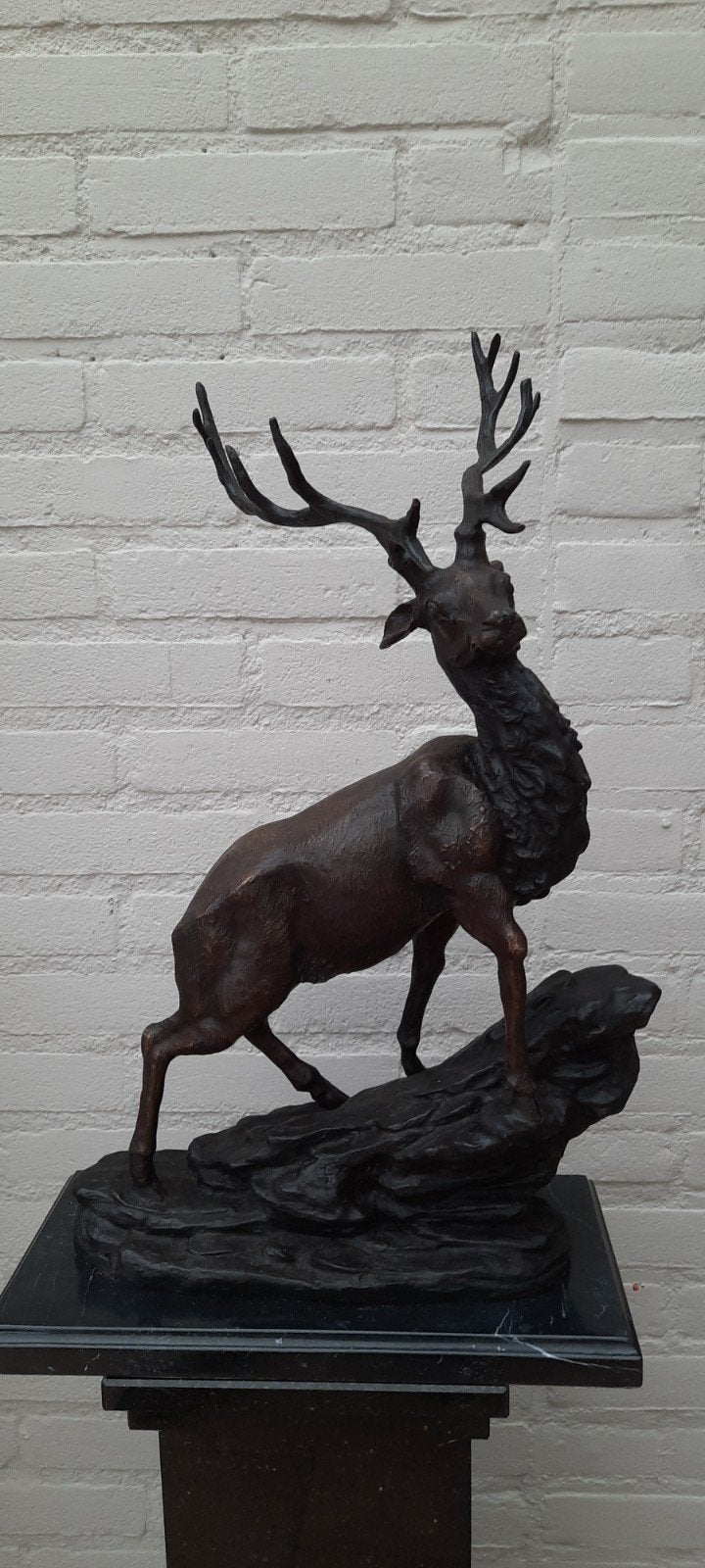 Groot Bronzen sculptuur van edelhert op marmeren sokkel, Ophalen, Gepatineerd, 50 - 100 cm, Beeld