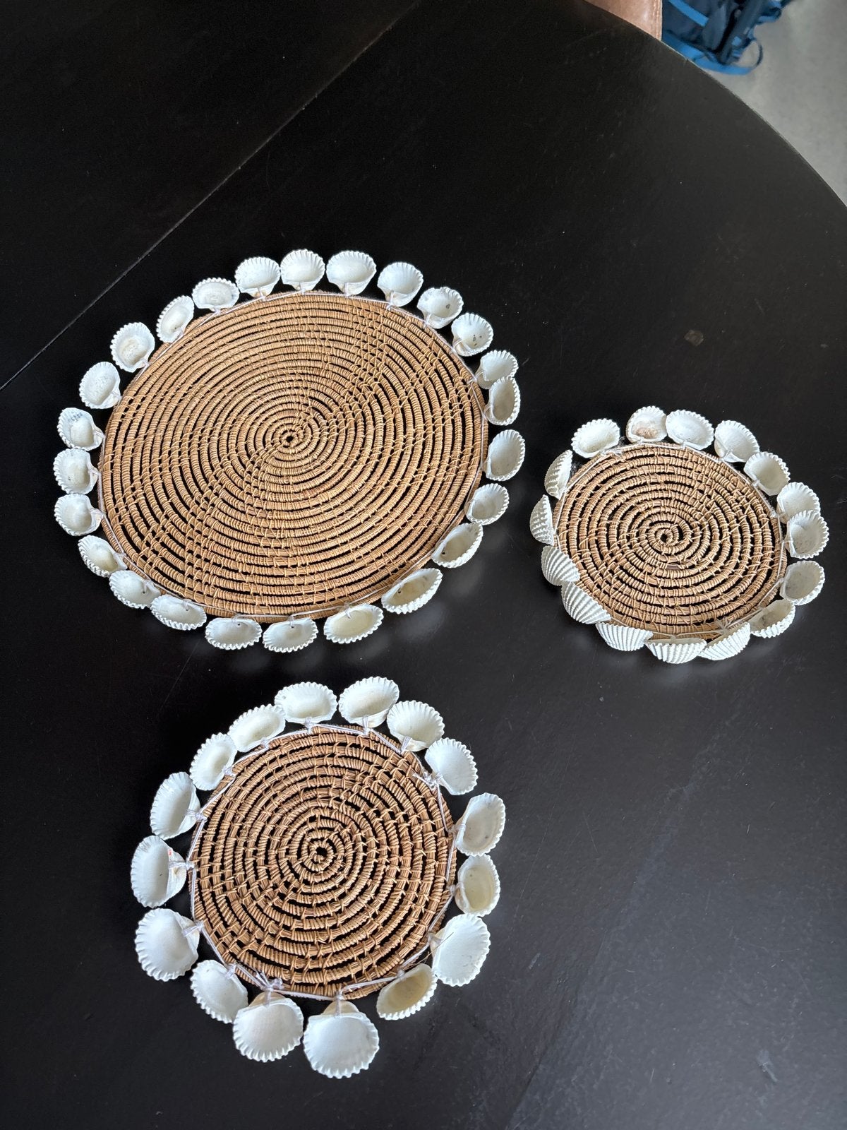 Rieten onderzetters- muurobjecten met schelpenrand - Nieuw, Beige, Boho, Nieuw, Ophalen of Verzenden