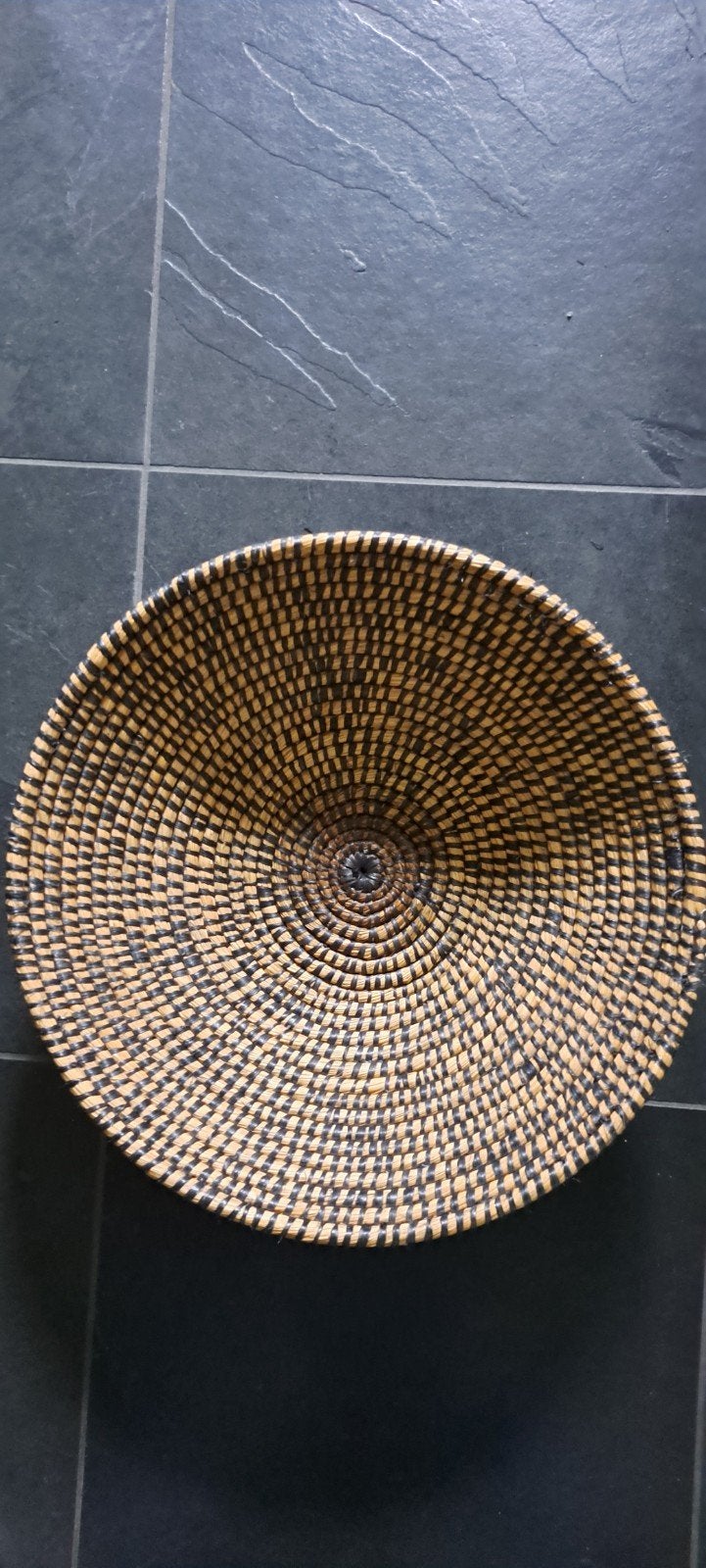 Decoratieve rieten schaal - Zwart en naturel, Ophalen, Schaal, Rond, Zo goed als nieuw