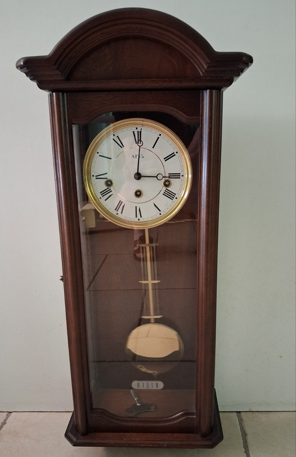 Noten houten mechanische wandklok met slinger en slagwerk, Ophalen