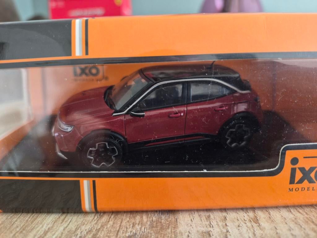 Opel Mokka - e  donker rood metallic 1:43 ( IXO Models), Hobby en Vrije tijd, Modelauto's | 1:43, Ophalen of Verzenden, Nieuw