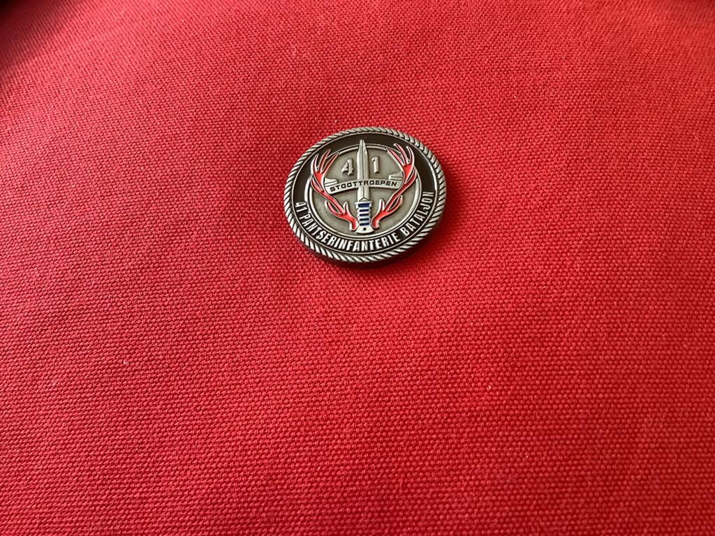 Coin van de 41 Panntser Infanterie bataljon foto 2, Verzamelen, Militaria | Algemeen, Verzenden, Landmacht, Nederland, Embleem of Badge