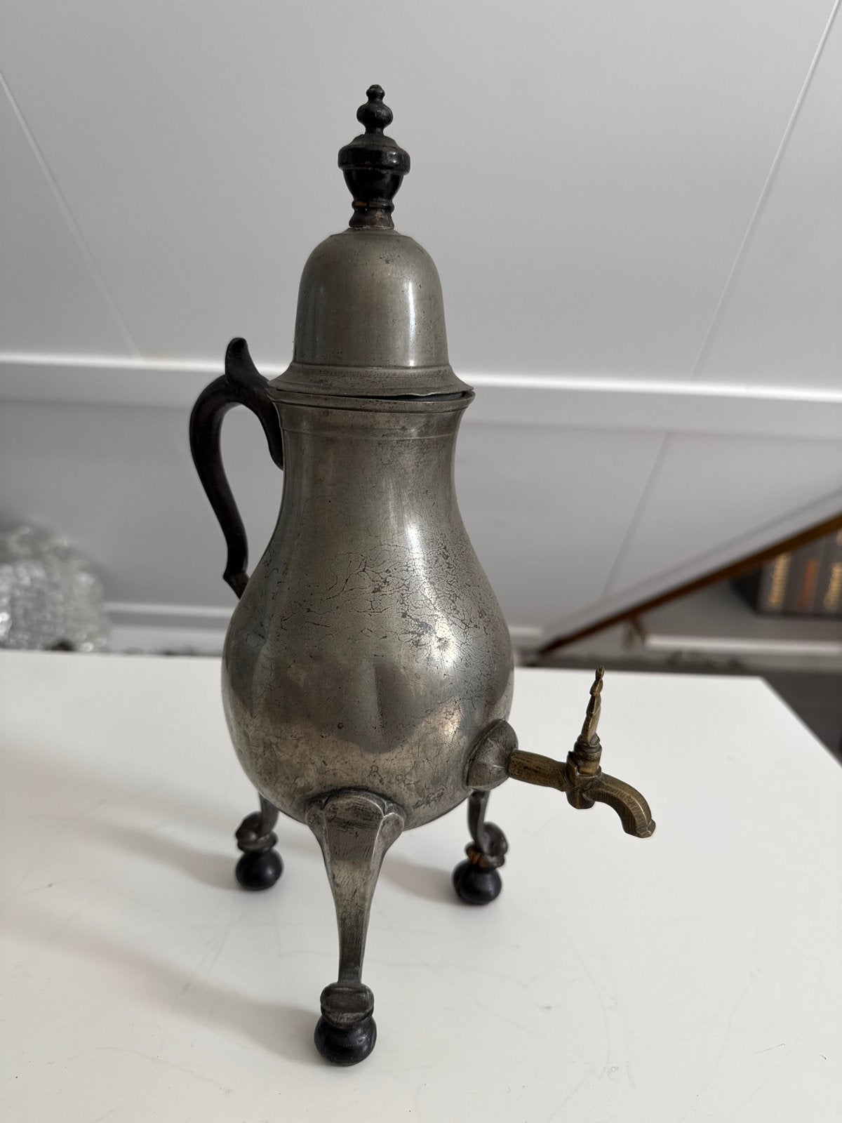Antieke tinnen theeketel met kraan en poten, Ophalen of Verzenden