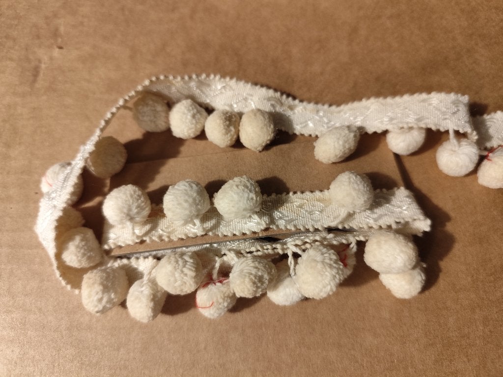 ANTIEK BAND MET POMPONNETJES, Ophalen of Verzenden