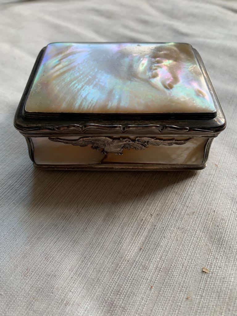 Antiek Parelmoer snuif Doosje Zilveren Montering Adelaar, Antiek en Kunst, Ophalen of Verzenden, Zilver