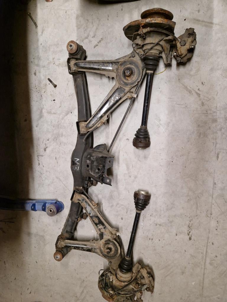 BMW E30 M3 Achteras Compleet met Remklauwen (excl. schijven), Auto-onderdelen, Ophalen