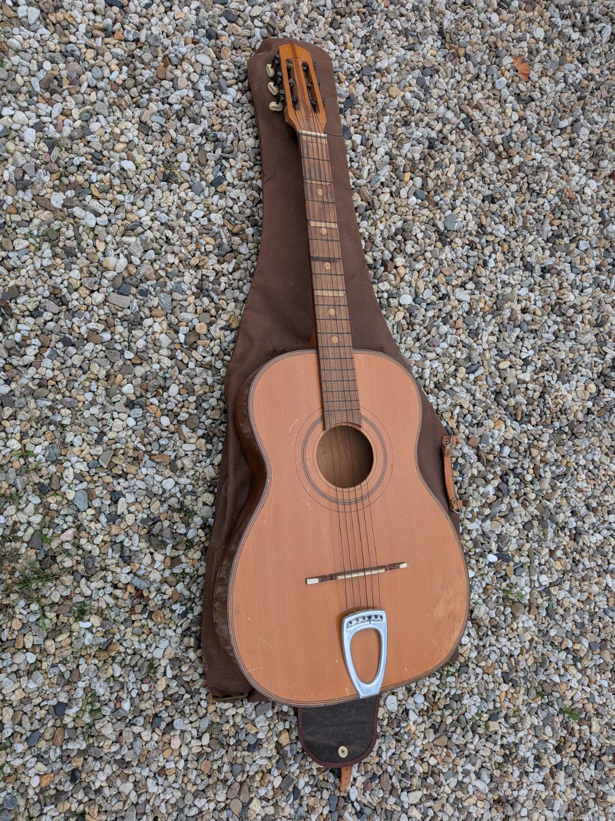 Vintage akoestische gitaar met originele tas
