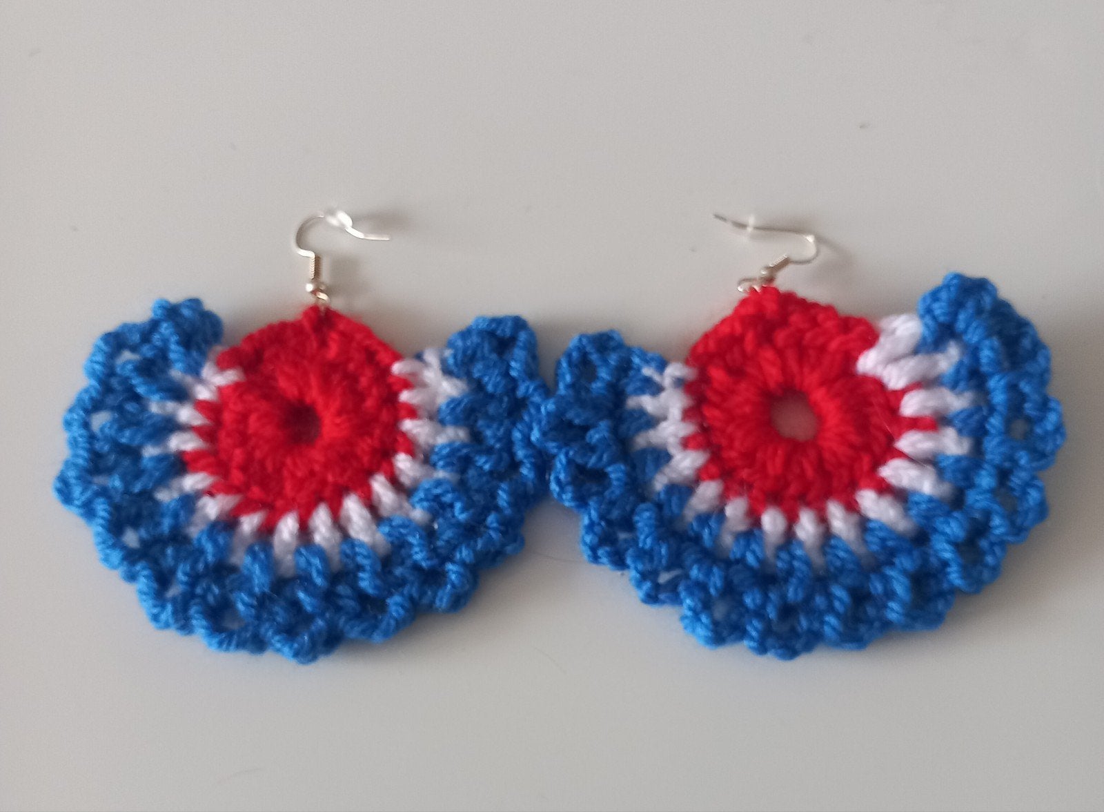 Gehaakte oorbellen rood, wit, blauw, Overige materialen, Hangers, Nieuw, Ophalen of Verzenden
