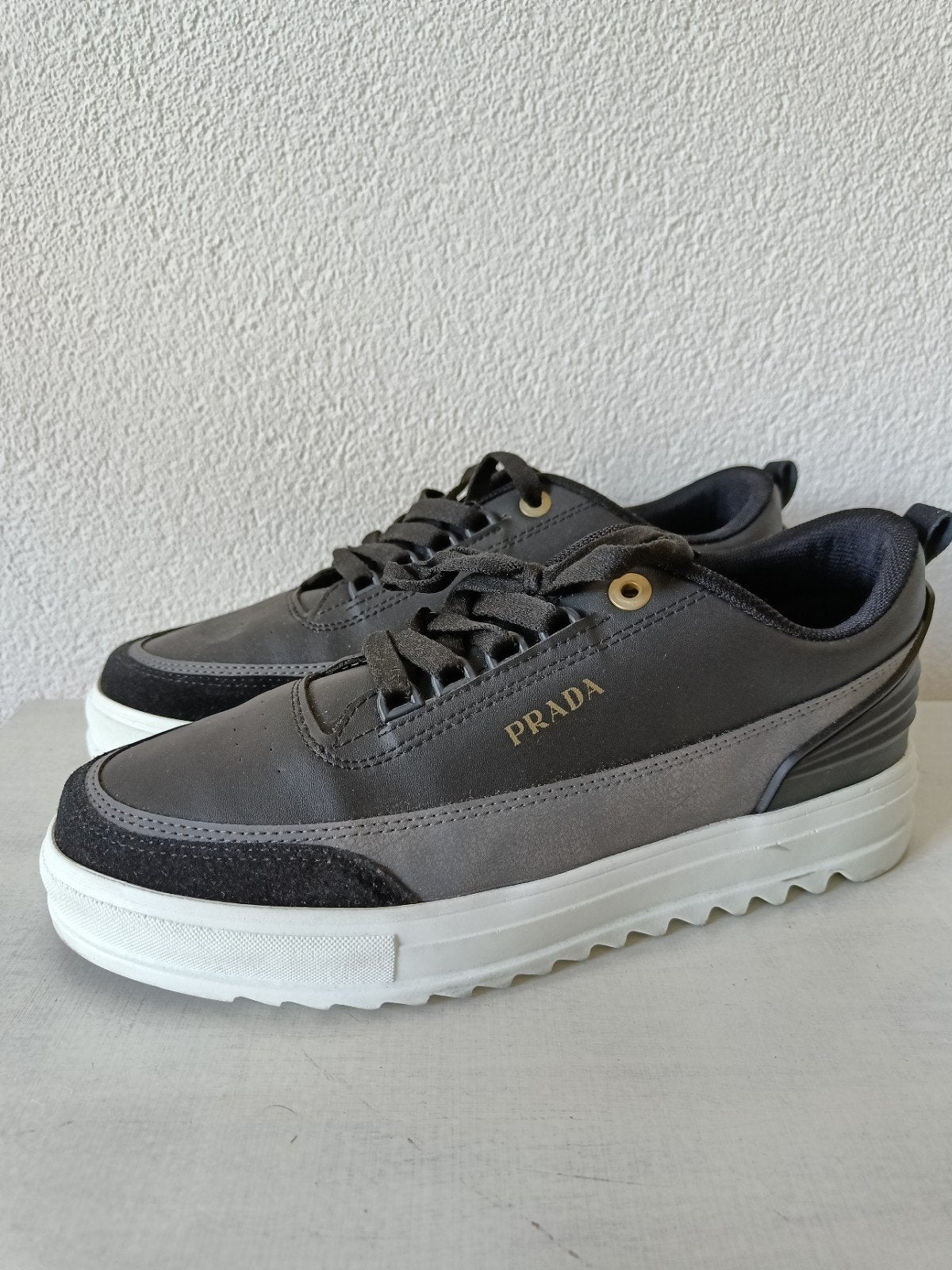 Exclusieve PRADA Milano sneakers in maat 43, Zwart, Ophalen of Verzenden, Zo goed als nieuw, Prada