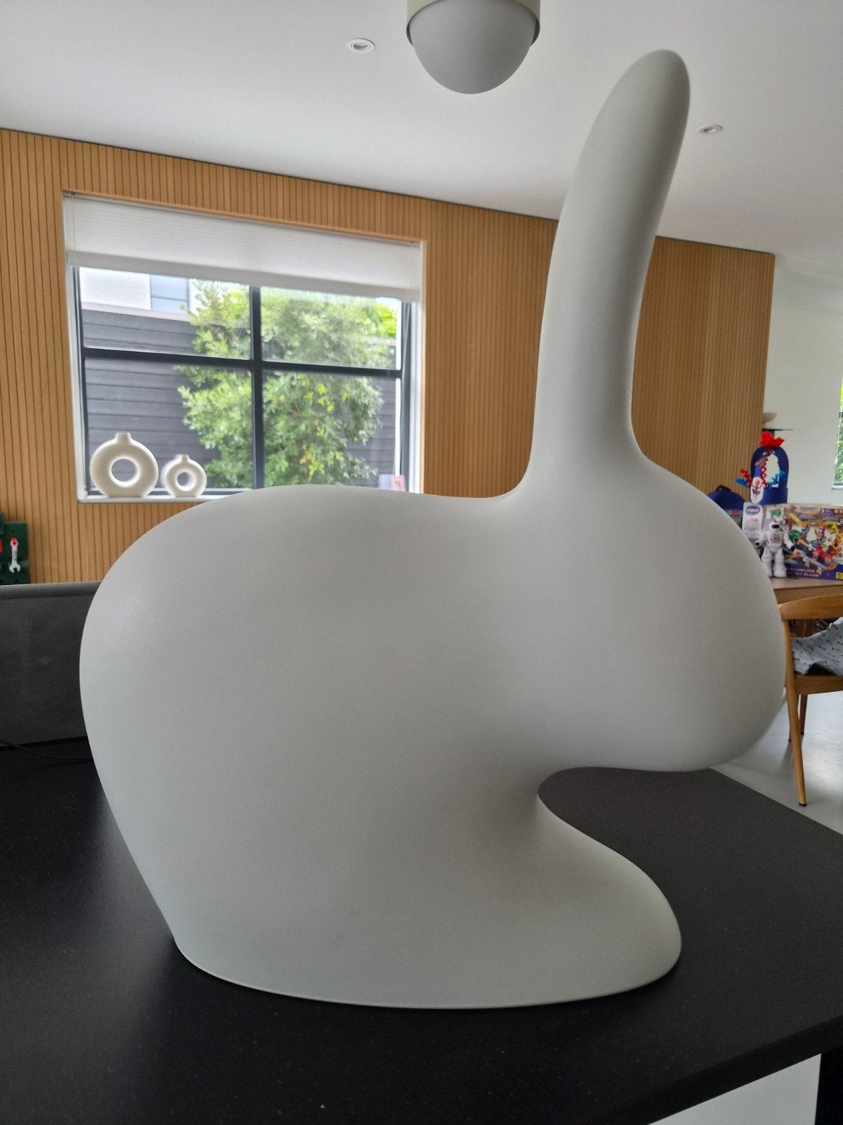 Qeeboo Rabbit Chair Baby - Grijs Design Stoel, Ophalen, Kunststof, Modern Design, Speels, Zo goed als nieuw
