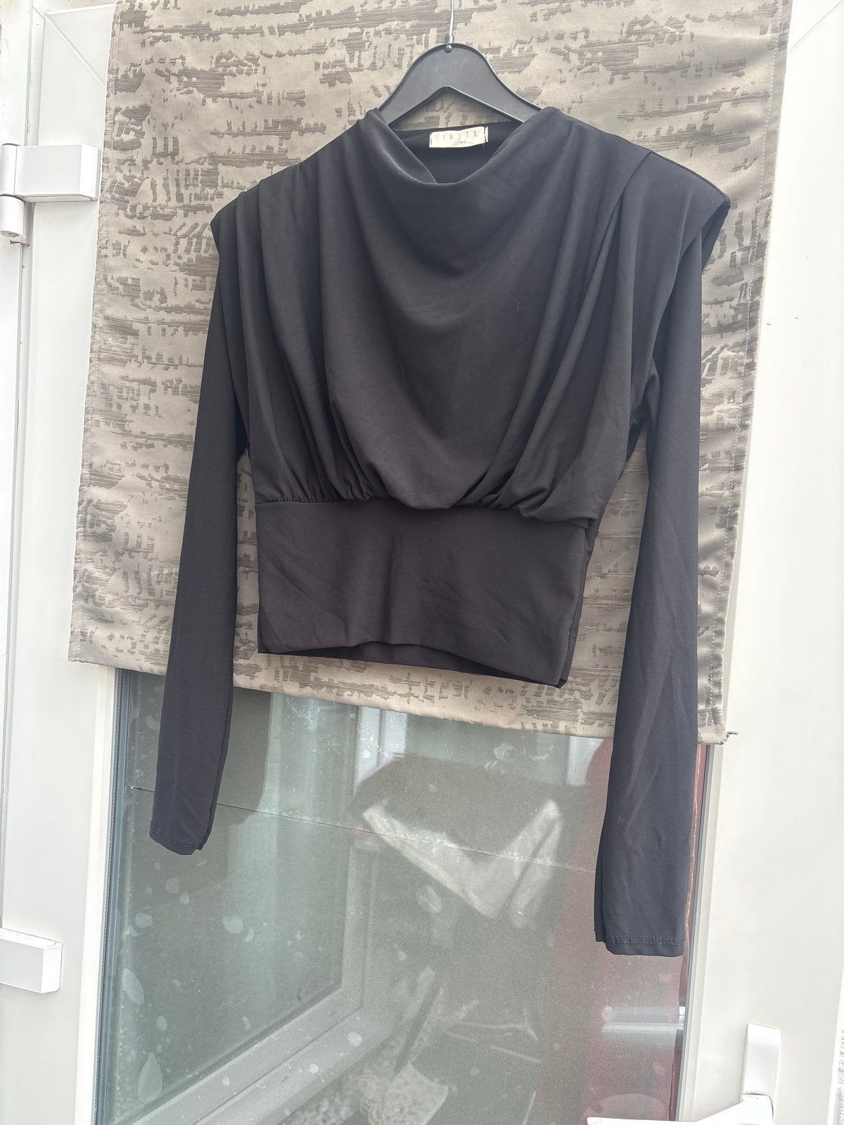 Zwarte top met lange mouwen en schoudervulling, Maat 38/40 (M), Zwart, Nieuw, Ophalen of Verzenden