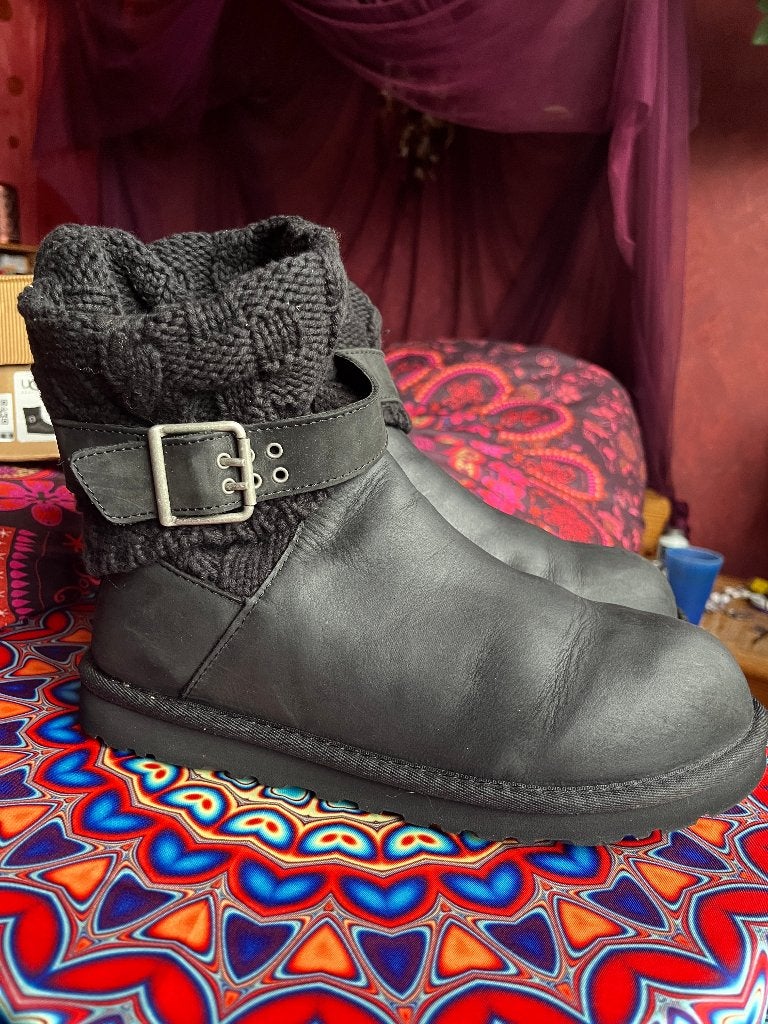 Mooie Ugg's met gebreide bovenkant en riempjes 39 nu 99,99€, Ophalen, UGG, Zwart, Lage of Enkellaarzen