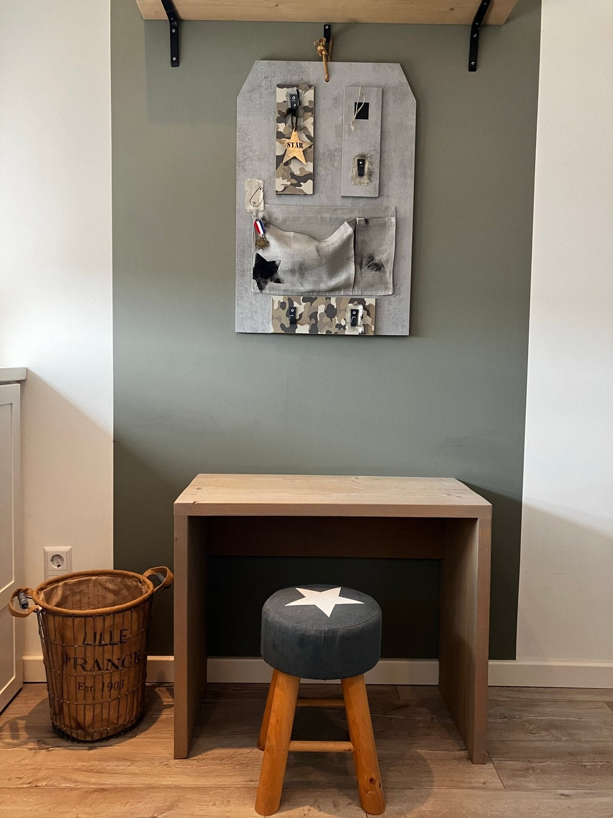 Kinderbureau met krukje en stoer wandbord, Ophalen, Gebruikt, Tafel